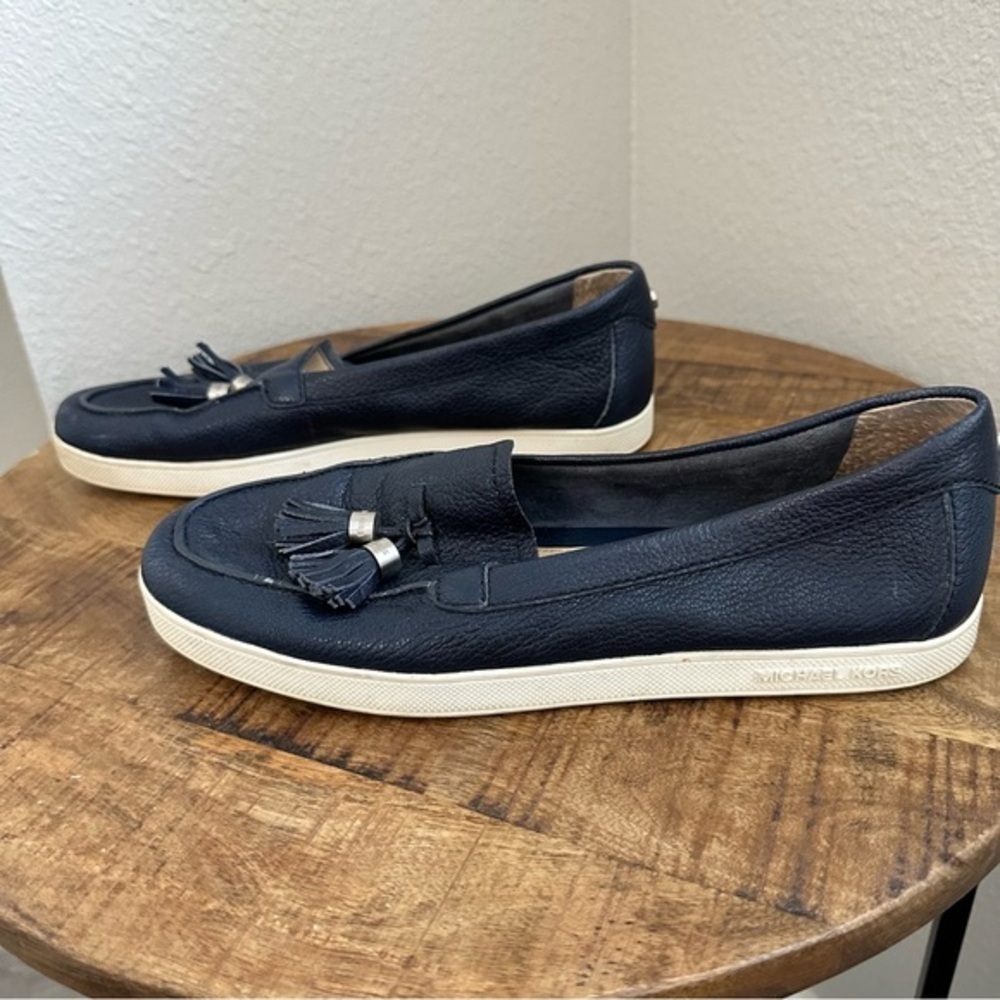 MICHAEL KORS WOMAN LEATHER NAVY BLUE LOAFERS W/WHITE BOTTOMS ACCENTED W/TASSELS - Picture 5 of 10